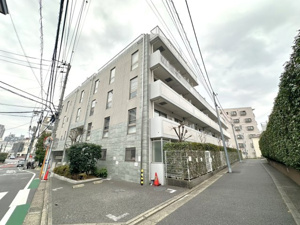 【外観】 | 「目黒」駅より徒歩12分、目黒川緑道まで徒歩1分の潤いある環境に佇むマンションです 。大林組施工の重厚感あるタイル貼りで、オートロックや宅配ボックスなど共用設備も充実しています 。