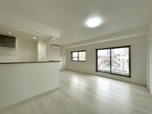 【居間・リビング】 | 2026年2月に内装全面リフォームを終えた室内は、陽光が心地よく差し込む開放的な空間です 。家具の配置がしやすいフラットな間取りで、ご家族それぞれの理想の暮らしを鮮やかに描き出せます！