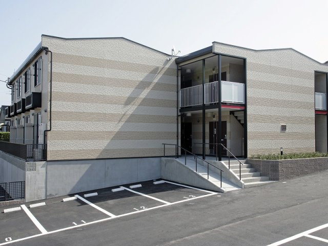 レオパレス塚原台の外観|落ち着いた雰囲気の外観です