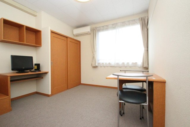 レオパレスｇｒａｃｅＭの居間・リビング|液晶TV・テーブル(折りたたみ式)・イス付き