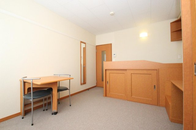 レオパレスｇｒａｃｅＭの居間・リビング|テーブル(折りたたみ式)・イス・造り付けベット付き