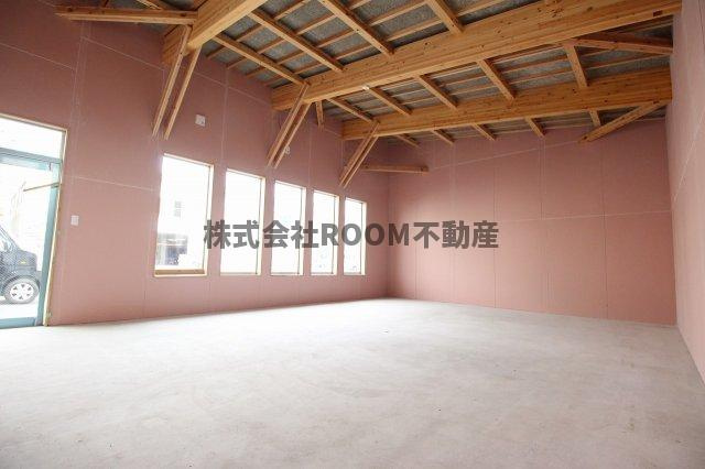 中原町店舗の内装|明るい色調の室内です