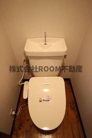 都城市一万城町の賃貸マンションのトイレ|落ち着いたトイレです