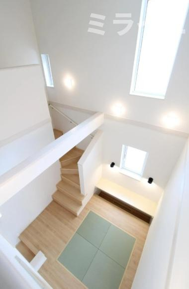 【新築戸建】札幌市手稲区新発寒5条7丁目2棟の居間・リビング|マルチスキップ吹抜
