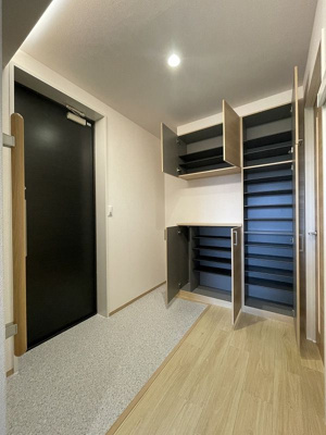 【玄関】 | セントリビエ横浜都筑【SHM】 | 広々玄関スペース！大容量シューズボックスで玄関すっきり！