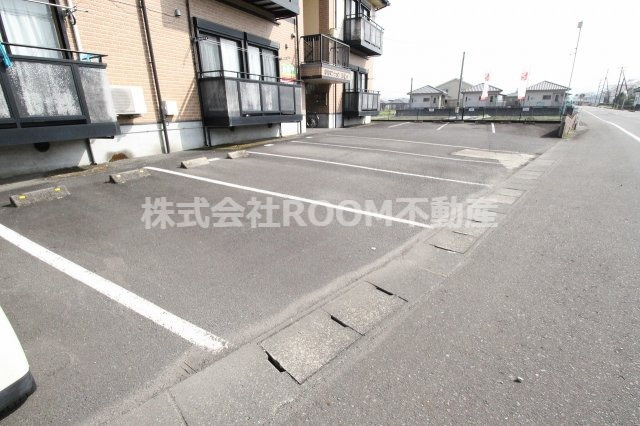 蓼池マンションルビィの駐車場|車をお持ちの方に嬉しい駐車場付きの物件です