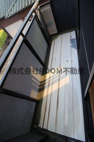 メゾンKMのバルコニー|開放的で明るい空間を演出してくれるバルコニーです