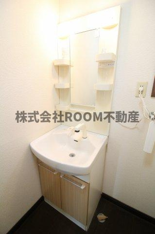 丸久第12コーポ A・B・C・D棟の独立洗面台|朝の支度にも助かる、独立の洗髪洗面化粧台
