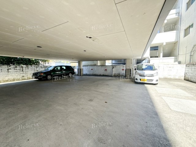 アザレアハイツ蒲池の駐車場