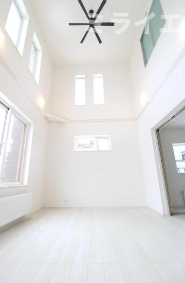 【新築戸建】札幌市手稲区新発寒5条7丁目2棟の居間・リビング|吹抜