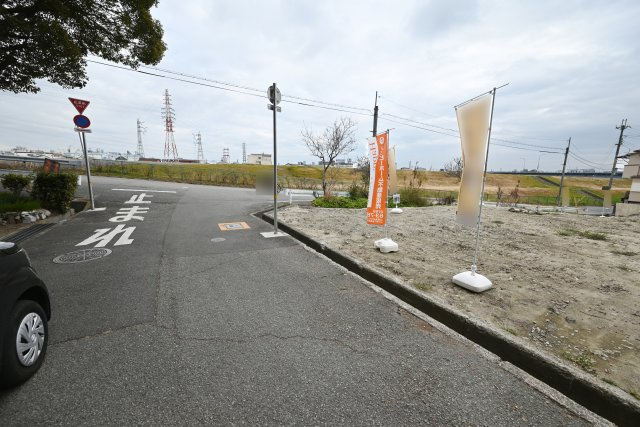 テラシエ尼崎市東園田町1丁目新築一戸建ての前面道路含む現地写真|北側公道：幅員約5.9ｍ