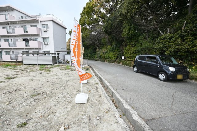 テラシエ尼崎市東園田町1丁目新築一戸建ての前面道路含む現地写真|北側公道：幅員約5.9ｍ