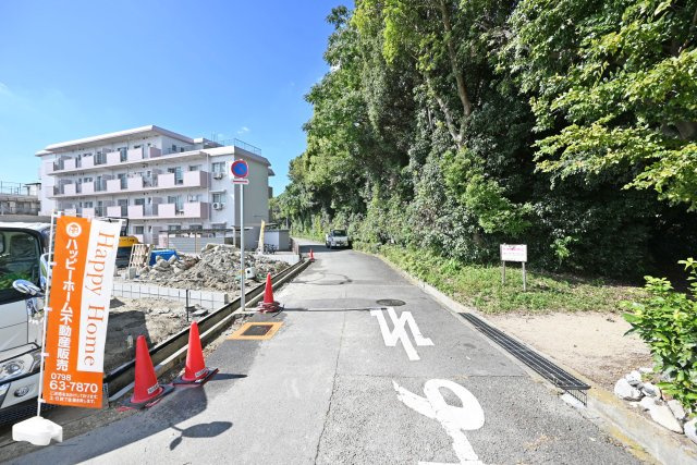 テラシエ尼崎市東園田町1丁目新築一戸建ての前面道路含む現地写真|北側公道：幅員約5.9ｍ