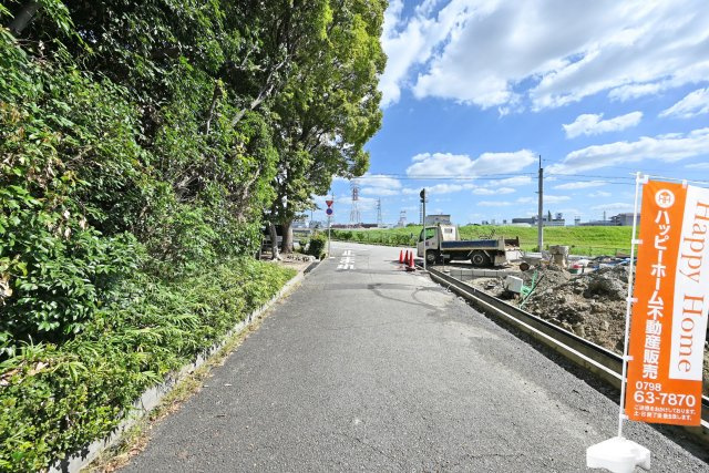 テラシエ尼崎市東園田町1丁目新築一戸建ての前面道路含む現地写真|北側公道：幅員約5.9ｍ