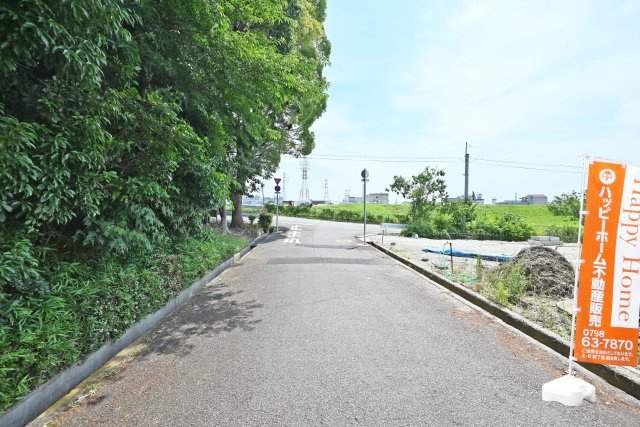 テラシエ尼崎市東園田町1丁目新築一戸建ての前面道路含む現地写真|北側公道：幅員約5.9ｍ