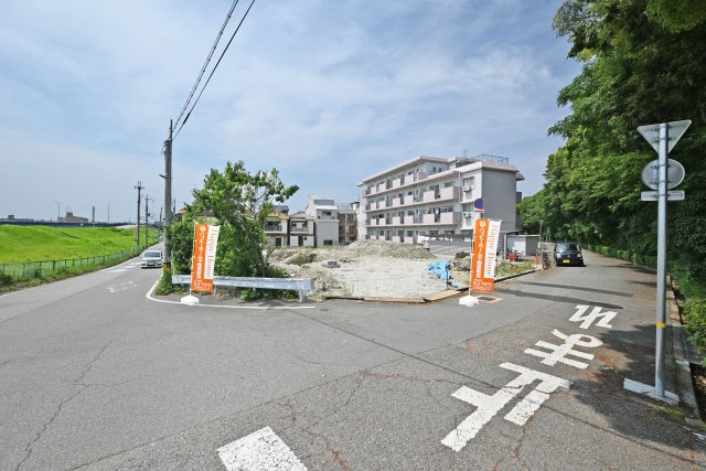 テラシエ尼崎市東園田町1丁目新築一戸建ての前面道路含む現地写真|現地角側から撮影した前面道路含む現地外観写真です。