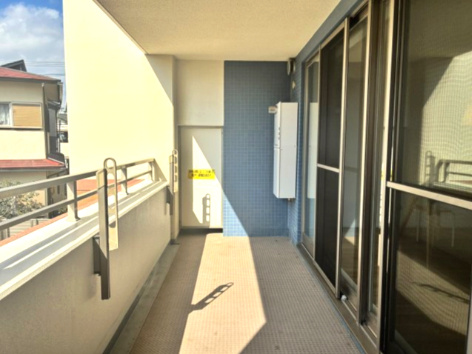 プラハ鎌倉材木座 2階 フルリノベーションのバルコニー|奥行２ｍのバルコニー、シンク付