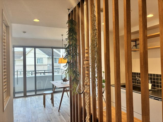 プラハ鎌倉材木座 2階 フルリノベーションの内装|建材には天然木を使用