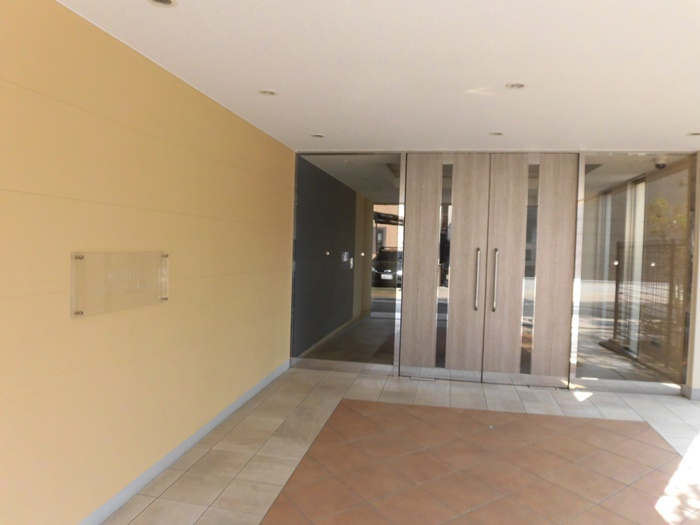 プラハ鎌倉材木座 2階 フルリノベーションのエントランス