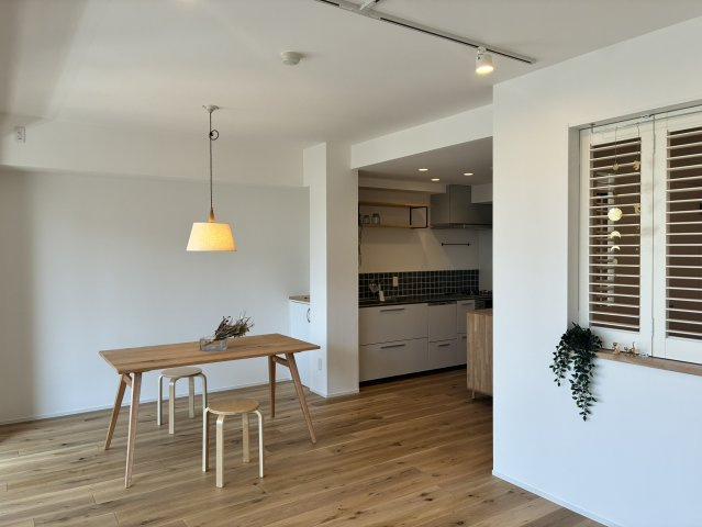 プラハ鎌倉材木座 2階 フルリノベーションの居間・リビング|約16帖の広いリビング