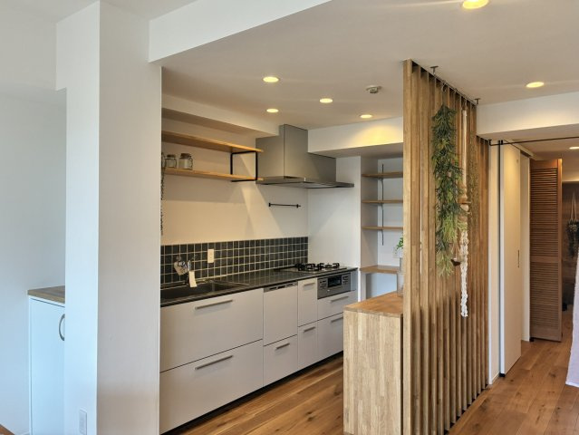 プラハ鎌倉材木座 2階 フルリノベーションのキッチン|カフェのようなキッチン