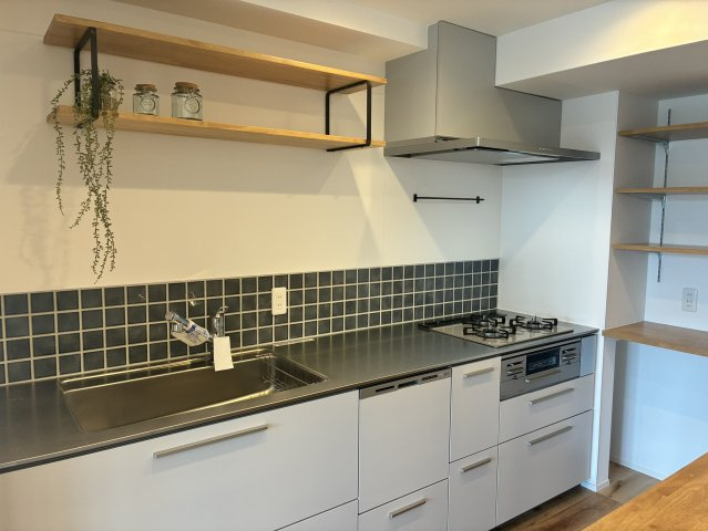 プラハ鎌倉材木座 2階 フルリノベーションのキッチン|浄水器・食洗器・3口コンロ付