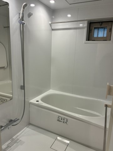 プラハ鎌倉材木座 2階 フルリノベーションの浴室|浴室乾燥機・オートバス追い炊き機能付