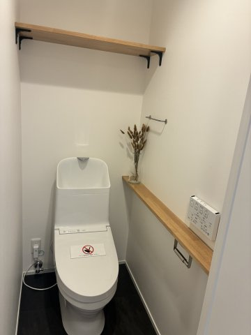 プラハ鎌倉材木座 2階 フルリノベーションのトイレ|ウォシュレット付
