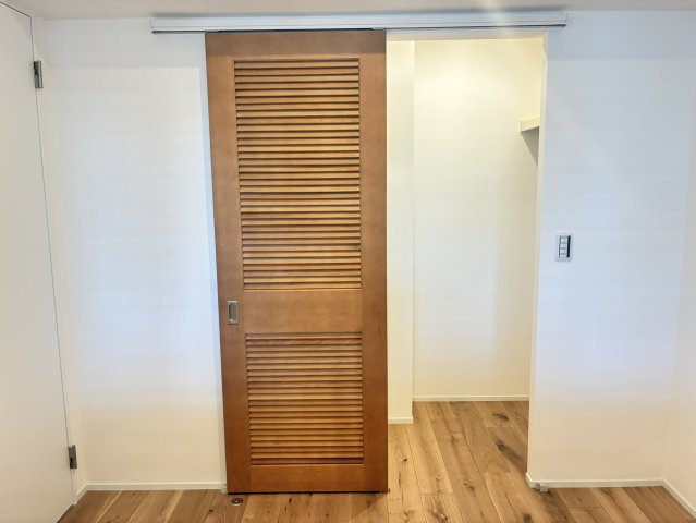 プラハ鎌倉材木座 2階 フルリノベーションの収納|約0.8帖のWIC