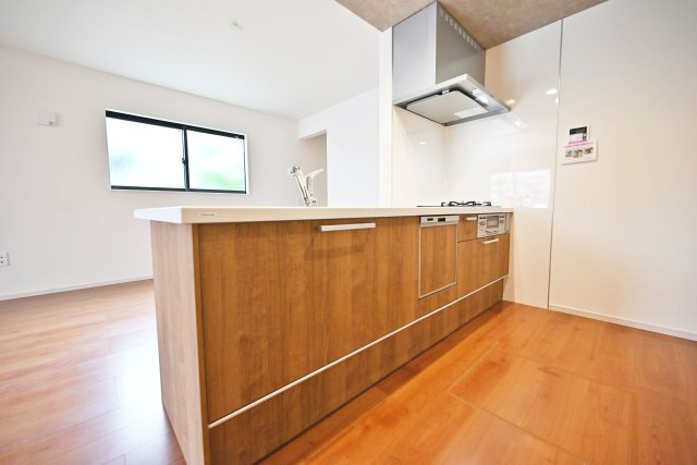 テラシエ尼崎市久々知1丁目新築一戸建て｜4LDK＋駐車1台可のキッチン|キッチンはオープンタイプの対面式キッチンなので、お料理中でも家族との会話が途切れることはありません。又、リビングダイニング全体を見渡せる造りなので、小さなお子様がいらっしゃるご家庭でも安心です。