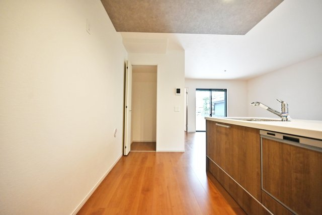 テラシエ尼崎市久々知1丁目新築一戸建て｜4LDK＋駐車1台可のキッチン|キッチンスペースは食器棚を配置しても、複数人がすれ違える広さを確保しています。又、キッチンのすぐ横にはパントリースペースがあるので、食材を始め様々なものを収納できます。