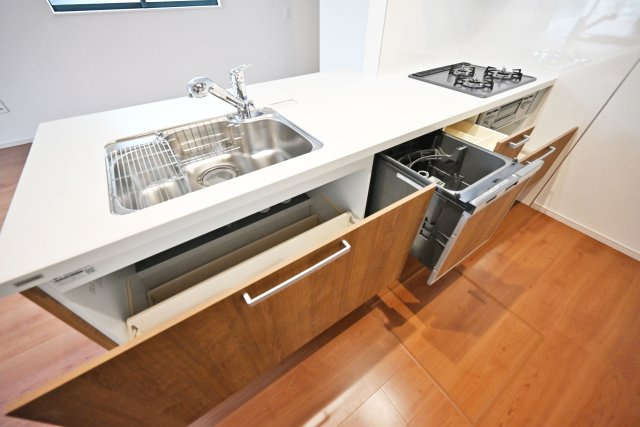 テラシエ尼崎市久々知1丁目新築一戸建て｜4LDK＋駐車1台可のキッチン|広いワークトップはお料理の盛り付けに便利です。キッチン下の収納スペースには大きなお鍋やフライパンのような調理器具もスッポリ収納。食後の片付けも食洗器付きなのでラクラクです。