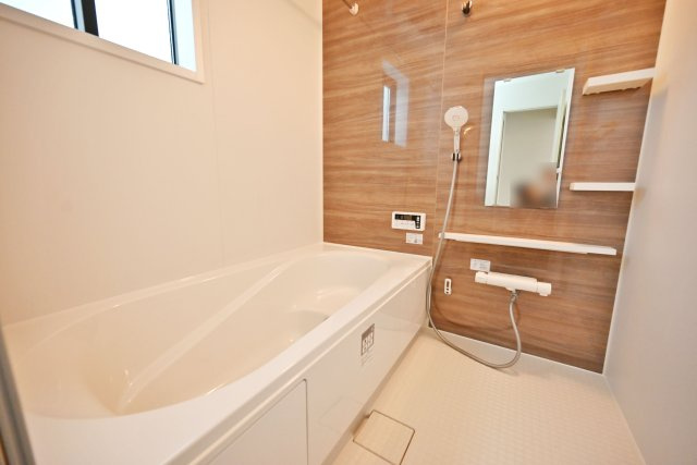 テラシエ尼崎市久々知1丁目新築一戸建て｜4LDK＋駐車1台可の浴室|足を伸ばしてゆっくりできるサイズの浴室です。寛ぎのバスタイムを過ごした後はグッスリ眠れそうですね。