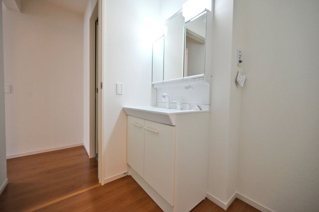 テラシエ尼崎市久々知1丁目新築一戸建て｜4LDK＋駐車1台可の独立洗面台|三面鏡裏収納にはスキンケア化粧品や整髪剤などの小物を収納、洗面ボウル下にはタオルや洗剤などの大きなものを収納して洗面回りをすっきりと保ちます。