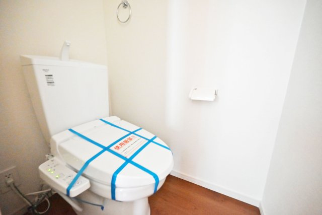 テラシエ尼崎市久々知1丁目新築一戸建て｜4LDK＋駐車1台可のトイレ|一年を通して快適に利用できる温水洗浄便座付きトイレを1階と2階に配置しています。
