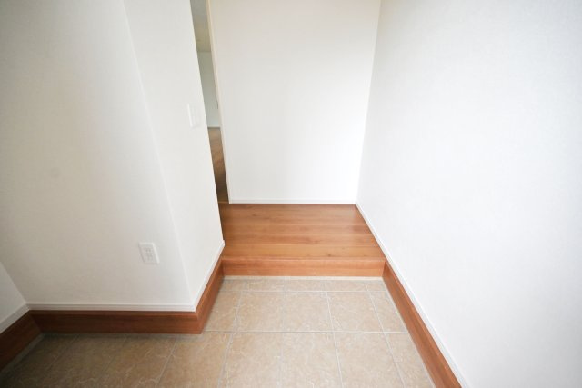 テラシエ尼崎市久々知1丁目新築一戸建て｜4LDK＋駐車1台可の玄関|玄関横にはシューズインクローゼットのスペースがあるので、ベビーカーや趣味のアイテムなど大きなものを収納できます。又、それとは別に玄関収納もあるので玄関回りをキレイに片付けできます。