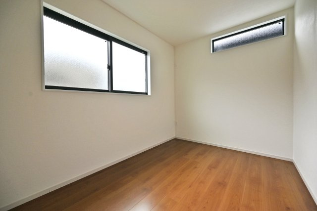 テラシエ尼崎市久々知1丁目新築一戸建て｜4LDK＋駐車1台可の洋室