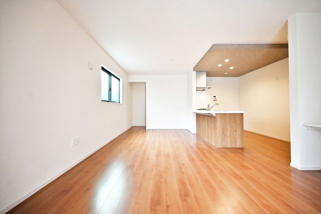 テラシエ尼崎市久々知1丁目新築一戸建て｜4LDK＋駐車1台可の居間・リビング|リビング側からダイニングキッチンの方に向かって撮影した写真です。キッチンでお料理している様子が分かるので、今日の学校での出来事や、会社での出来事など色々と会話が弾みます。