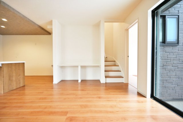 テラシエ尼崎市久々知1丁目新築一戸建て｜4LDK＋駐車1台可の居間・リビング|リビング階段を採用しているので、家族が自然と顔を合わせる機会が増えます。又、ワークスペースを設けているので、お子様の宿題や、リモートワーク等、様々な用途で利用できます。