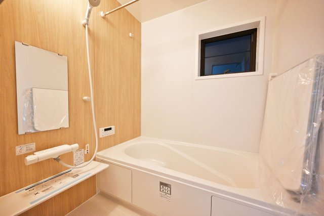 リーブルガーデン尼崎市常松1丁目新築一戸建て全4区画│2SLDK＋駐車2台可の浴室|足を伸ばしてゆっくりと寛げるサイズの浴室。一日の疲れを癒しながらのんびりバスタイムを過ごした後はぐっすり眠れそうです。