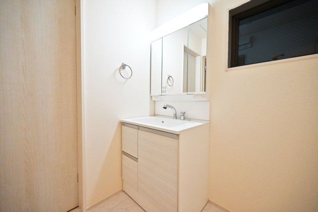 リーブルガーデン尼崎市常松1丁目新築一戸建て全4区画│2SLDK＋駐車2台可の独立洗面台|三面鏡タイプの洗面化粧台は鏡裏にスキンケア化粧品や整髪剤等の小物をまとめて収納でき、洗面回りをキレイに保つことができます。