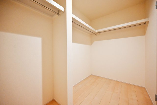 リーブルガーデン尼崎市常松1丁目新築一戸建て全4区画│2SLDK＋駐車2台可の収納|洗面所横にはランドリースペース有り。洗濯物やタオルなどを収納できます。又、枕棚＋ハンガーパイプ付きなので家族みんなで使用するファミリークローゼットとしても活用できます。