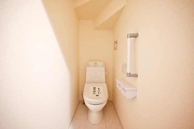 リーブルガーデン尼崎市常松1丁目新築一戸建て全4区画│2SLDK＋駐車2台可のトイレ|一年を通して快適に利用できる温水洗浄便座付きトイレです。1階と2階に配置。