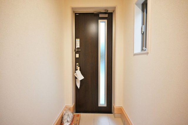 リーブルガーデン尼崎市常松1丁目新築一戸建て全4区画│2SLDK＋駐車2台可の玄関|ホール側から玄関に向かって撮影した写真です。採光用の窓も設けてあり明るい空間となっています。