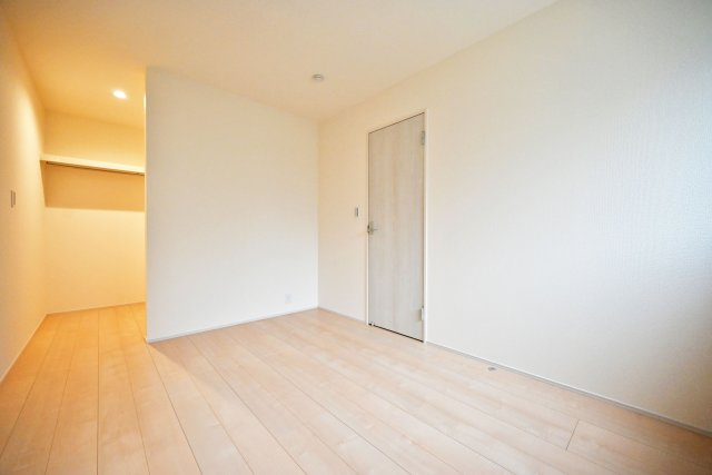 リーブルガーデン尼崎市常松1丁目新築一戸建て全4区画│2SLDK＋駐車2台可の洋室|2階洋室6帖
ウォークインクロゼット付のお部屋です。日常使用する衣服はもちろん、季節ものや趣味のアイテムまでまとめて収納できるのでお部屋をキレイに保てます。