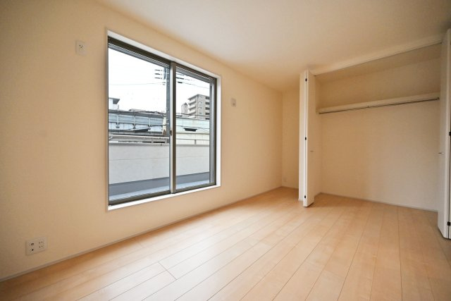 リーブルガーデン尼崎市常松1丁目新築一戸建て全4区画│2SLDK＋駐車2台可の洋室|2階洋室8帖
バルコニーに面した明るいお部屋です。大型のクローゼットも完備されています。