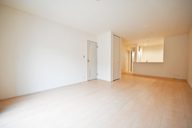 リーブルガーデン尼崎市常松1丁目新築一戸建て全4区画│2SLDK＋駐車2台可の居間・リビング|リビングには収納スペースがあるので、普段使用しないものや掃除道具などをしまっておけます。