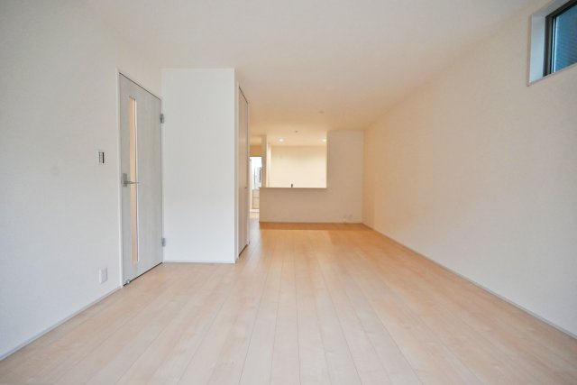 リーブルガーデン尼崎市常松1丁目新築一戸建て全4区画│2SLDK＋駐車2台可の居間・リビング|リビングは家具の配置がしやすい形状となっているのでソファーセットやダイニングテーブルを実際に置いた後のイメージがつきやすいのが◎