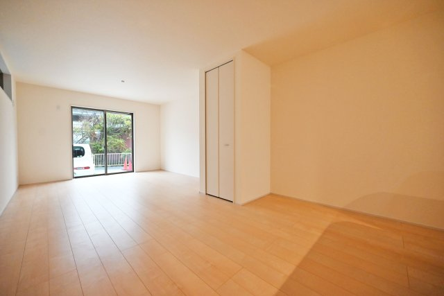 リーブルガーデン尼崎市常松1丁目新築一戸建て全4区画│2SLDK＋駐車2台可の居間・リビング|南側に大きく開いた窓から明るい陽射しが差しこむ空間です。家族みんなの笑い声が聞こえてきそうですね。