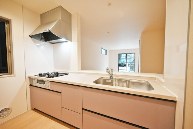 リーブルガーデン尼崎市常松1丁目新築一戸建て全4区画│2SLDK＋駐車2台可のキッチン|オープンタイプの対面式キッチンはお料理中でも家族とのコミュニケーションが図れます。またキッチンからリビング全体を見渡せるので小さなお子様がいらっしゃるご家庭でも安心です。